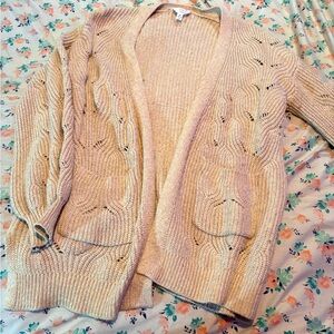 Size M 
Long Knitted Sweater with pockets
Beige/tan